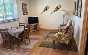 Creekside Downtown Vacation Suites, Only Adults 25 Or Older